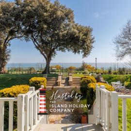 Old Vicarage Garden Apartment, Duplex Residence, Breathtaking sea views Over Shanklin Bay - Shanklin Old Village, fantastic family getaway!