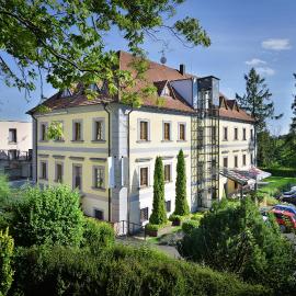 Maxmilian Lifestyle Resort, hotel sa Loučeň