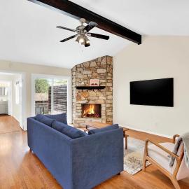 2BR 2BA Cozy Bungalow with Backyard in Montclaire - Zilker Area, hotel a Austin