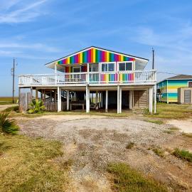 Oceanfront Bliss in Freeport! Colorful Beach House, hotel in Red Fish Cove