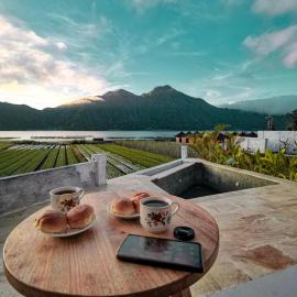 Lake Side Retreat & hot spring