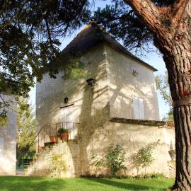 Dovecote of Château Hostens-Picant, Hotel in Les Lèves-et-Thoumeyragues
