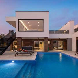 Villa Old Olive III - Heated Pool - by Vivi Rent, hotelli kohteessa Vodnjan
