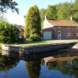 Wherry Cottage in Irstead on the Norfolk Broads, hotel en Neatishead