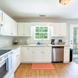 Charming Gray Home- 5 mins from GSU!, hotel in Statesboro