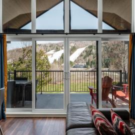 Spacious 3 bedroom condo Ski-in Ski-out St Sau, hotel v destinaci Saint-Sauveur-des-Monts