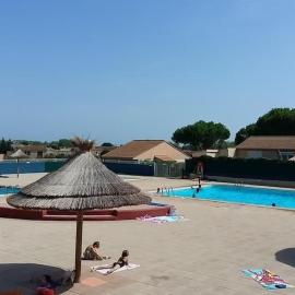 Petit pavillon pour 8 personnes dans une résidence avec piscine, hotel in Vendres