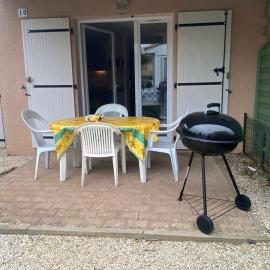 Petit pavillon 4 personnes dans résidence avec piscine