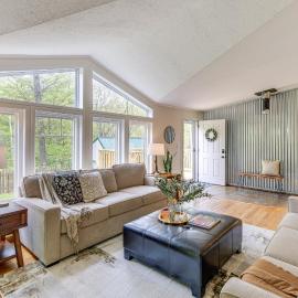 Walk to River: Loudonville Retreat w/ Hot Tub!, hotel in Loudonville