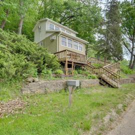 Walk to Wyalusing Beach: Cabin w/ River View!, hotel en McGregor