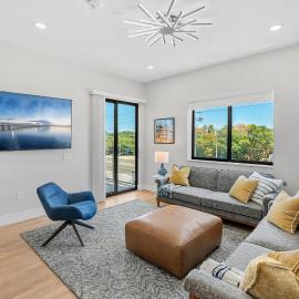 Jeannie's Sunrise Suite - Luxury 2BR Across from Beach - Balcony - Rocket Views, hotel in Cocoa Beach