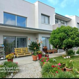Habitación en casa moderna con jardín