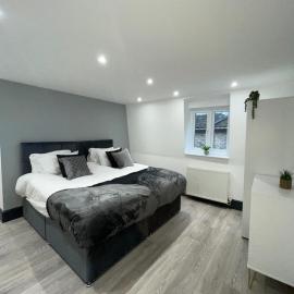 The Lucia Apartments I - 2 Bedroom Town Centre Apartment - Contractor Friendly - Free Parking - Full Kitchen - Washer Dryer - Spacious - Ideal for Work Stays