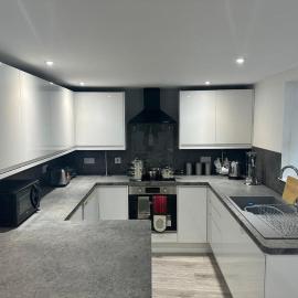 The Lucia Apartments II - 1 Bedroom Town Centre Apartment - Contractor Friendly - Free Parking - Full Kitchen - Washer Dryer - Spacious - Ideal for Work Stays, hotel in Huntingdon