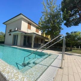 Delightful villa with garden and pool in Albarella，Caleri的飯店