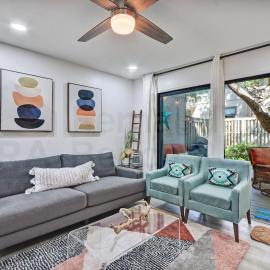New Listing - Dog Friendly - Recently Renovated - Multi-Level Condo - Short Walk to the Beach, hotel a Fernandina Beach