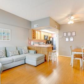 Quaint Wildwood Condo ~ Walk to Beach!, hotel in Wildwood