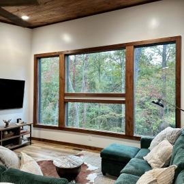 Modern Luxe Cabin! River Fun, Deer, Pool & Firepit – hotel w mieście Ellijay