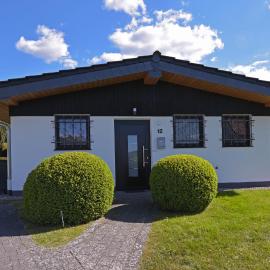 Ferienhaus Trüdi 1 - Gemütlicher freistehender Bungalow، فندق في لانغلسهايم