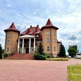 Forest Castle, hotel em Maurzyze