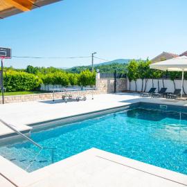 Vacation villa Matic with 7 bedrooms, готель у місті Синь