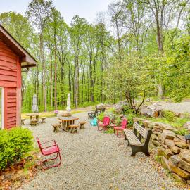 10 Mi to Mtn Resort: Normalville Cabin w/ Balcony!