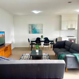 Low Price Family Apartment-2 Bedroom -Parking-WiFi - Sleeps 5, hotel v destinácii Chullora