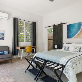 Dowtown Studio Walkable to Town and Beach