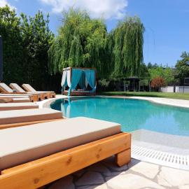 Villa Black White Dassia, hotel i Dassia