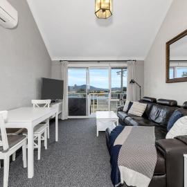 Parkwood 5 - 2BR Split Level l Spa Bath l BBQ l Central Location l WiFi