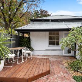 Velvet Cottage - Couple's City Escape with Courtyard โรงแรมในแอดิเลด