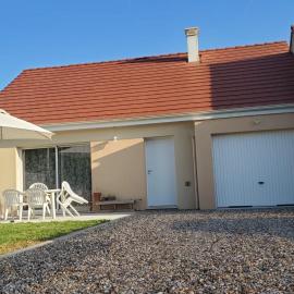 Jolie maison , jardin privé , classée 3 étoiles, hotel di Acquigny