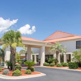 Days Inn & Suites by Wyndham Navarre - near Beaches Hurlburt, hotel in Navarre