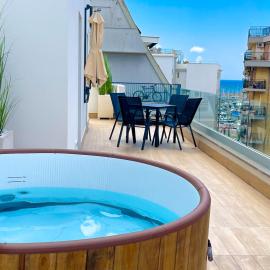 GEA SEAVIEW APARTMENT - Bright Top-Floor Gem in central Nettuno, Steps from the Station، فندق في نيتّونو