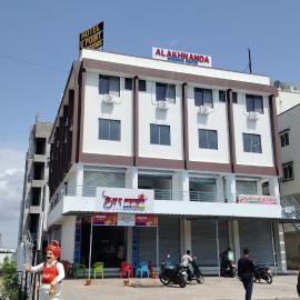 Hotel V Point, ξενοδοχείο σε Umargām