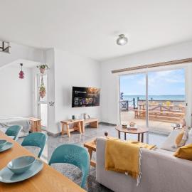 Lagoon Blue Beach House by Nomads, hotel in Kato Yialia