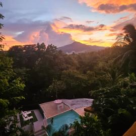 A Touch of Pink Secret Eco Retreat with Pool, Starlink WiFi, Netflix, Mountain Views - Peaceful Stay in Puerto Princesa Near Underground River, Firefly Watching, and Waterfalls - Perfect Stop Between El Nido, Port Barton, and Puerto City - Scooter Rental، فندق في مدينة بورتوبرنسس