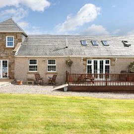 JOIVY Greenknowes Farmhouse with Hot Tub and Bar, hotel in Kelty