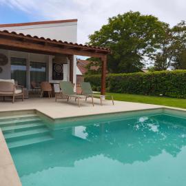 Bonita casa con jardín y piscina