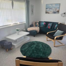 Trem-y-mor, 6 Gower Holiday Village, hotel i Knelston