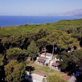 Höffmann Bungalowpark Baia Domizia - Village Baia Domizia، فندق في بايا دوميزيا