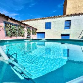 Casa Rural Al Sol de las Ruinas con piscina privada junto al pueblo viejo de Belchite, hotel em Belchite