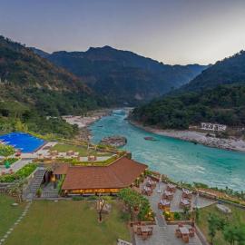 Aloha on the Ganges Ganga View with Infinity Pool 2BHK 203 by Almost Heaven, hotel en Rishikesh