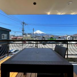 PLEO 圧巻の富士山ビュー バルコニーあり モダンで綺麗な宿を貸し切り Max4名