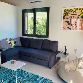 A designed loft studio a minute walk to the beach, hotel in Archangelos