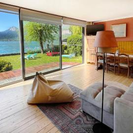 Chalet les pieds dans l'eau avec accès direct au Lac d'Annecy, hotel Angon városában