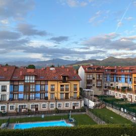 Precioso Ático con Vistas en El Capricho de Colombres, Asturias, hotel i Colombres