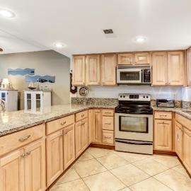 2nd Floor 2 Bed/2 Bath Beachfront condo sleeps 6. patio & pool., hotel a Fernandina Beach