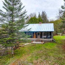 2 Mi to Lake Willoughby: Peaceful Log Cabin!, Hotel in Westmore