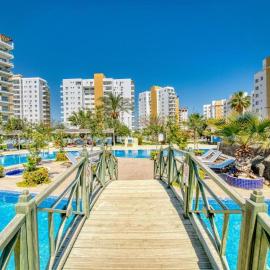 Studio Apartments with Pool Access at Caesar Resort, hotel a Trikomo